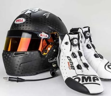 Capacete e botas de competição